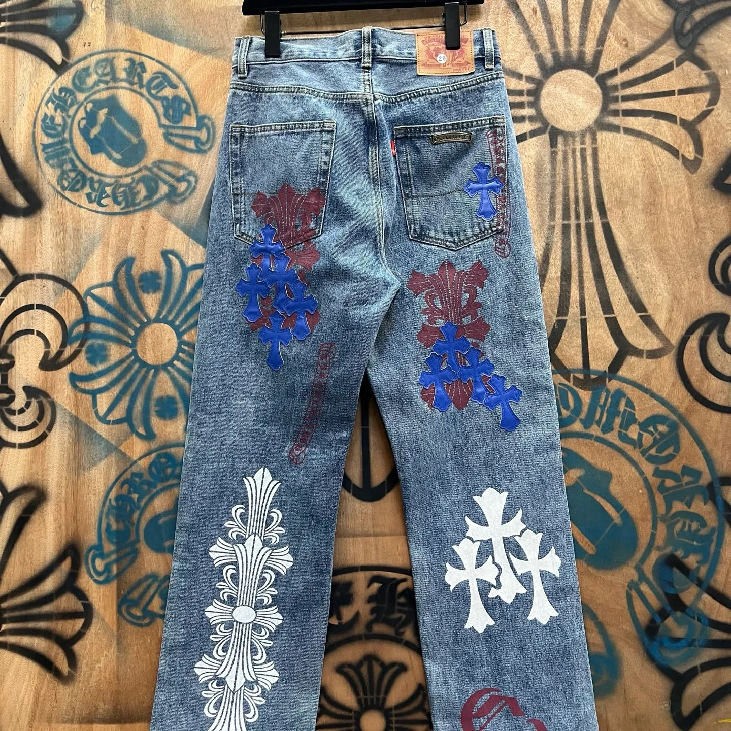 P610 Chrome Hearts Limited Series New City Limited Jeans Chrome Hearts City Limited Jeans vintage levis American made 501 505 517 base remake Levi's American 501 base imported sheepskin 925 silver remake Customers provide waist and pants length or height and weight. The studio will select the most suitable base for you to remake. There are many people doing remakes in the market. Don't belittle or comment. The difference is visible to the naked eye. See and compare for yourself #CHROME HEARTS Unisex style